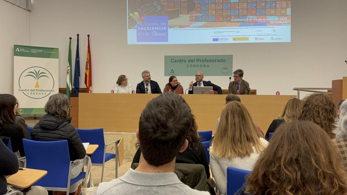 Autoridades, durante el inicio de la formación en el IES El Tablero.