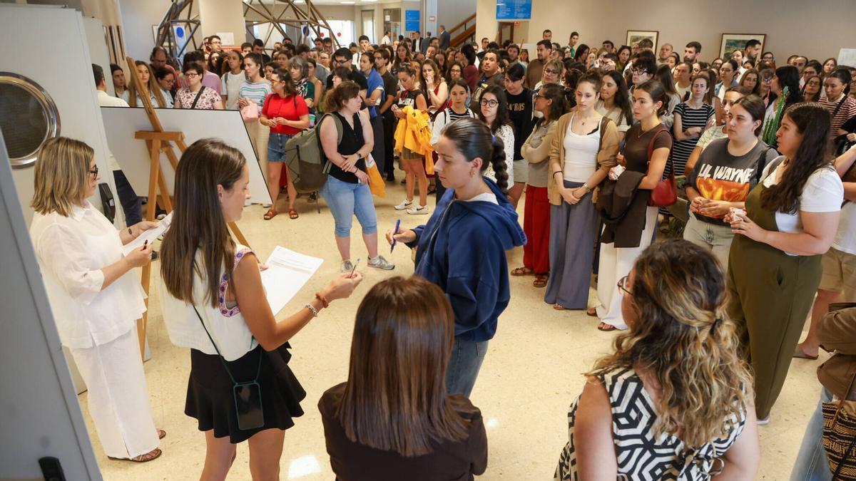 Control de acceso en las oposiciones de educación, esta mañana, en Santiago.