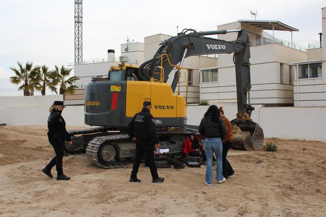Se encadenan a la maquinaria evitar la construcción en la finca Langostina de Orihuela Costa ( 7 de marzo) 
