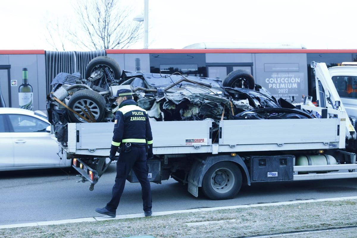 Muere un conductor en Zaragoza tras chocar con un poste de la catenaria ...