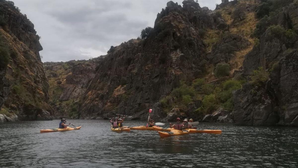 Un grupo de personas, en kayak, por los Arribes del Duero. |