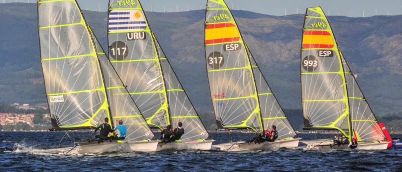 Campeonato de España de 49er celebrado en aguas de la ría de Arousa el pasado año.   | // IÑAKI ABELLA