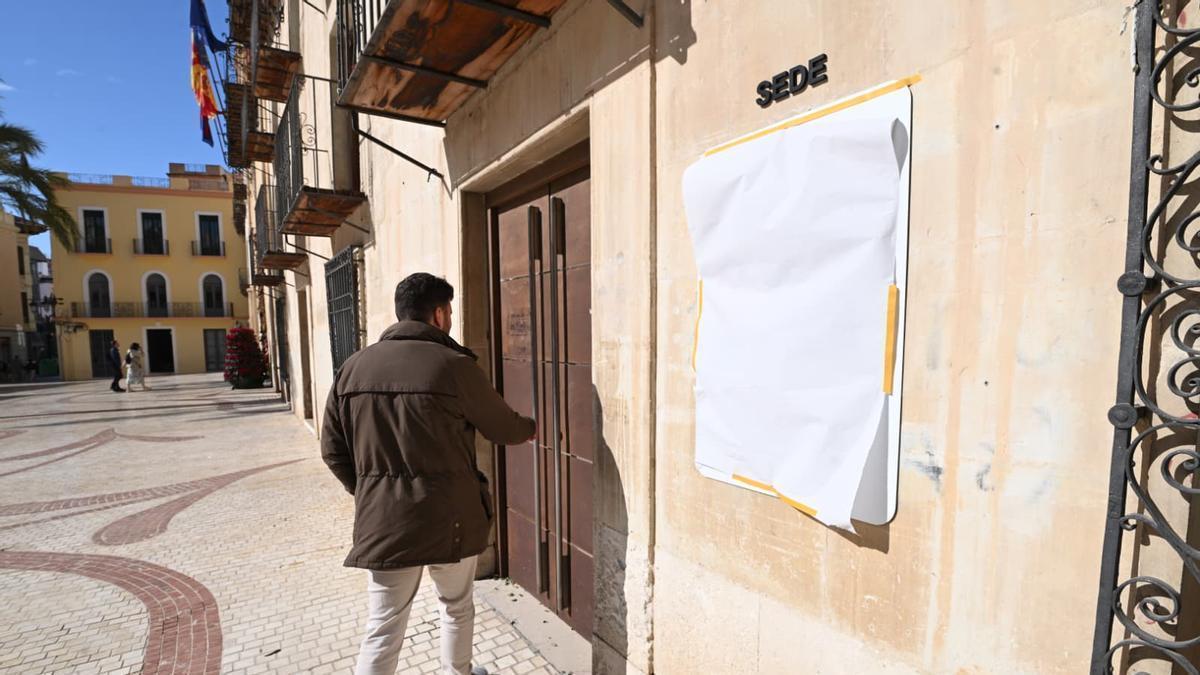 Cartel tapado a las puertas de la oficina de la Plaça de Baix.