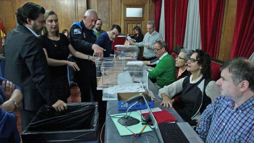 Escrutinio del voto de residentes ausentes realizado en la Junta Electoral Provincial. // Jesús Regal