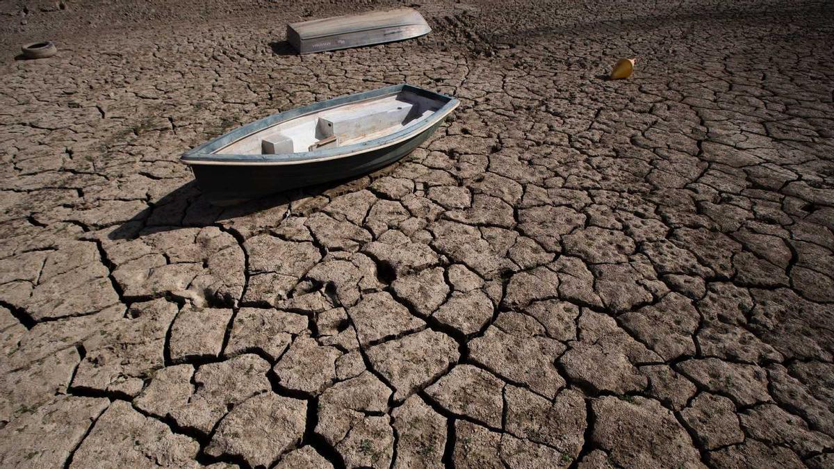 Alrededores del pantano de La Viñuela, en Málaga, afectado por la sequía.