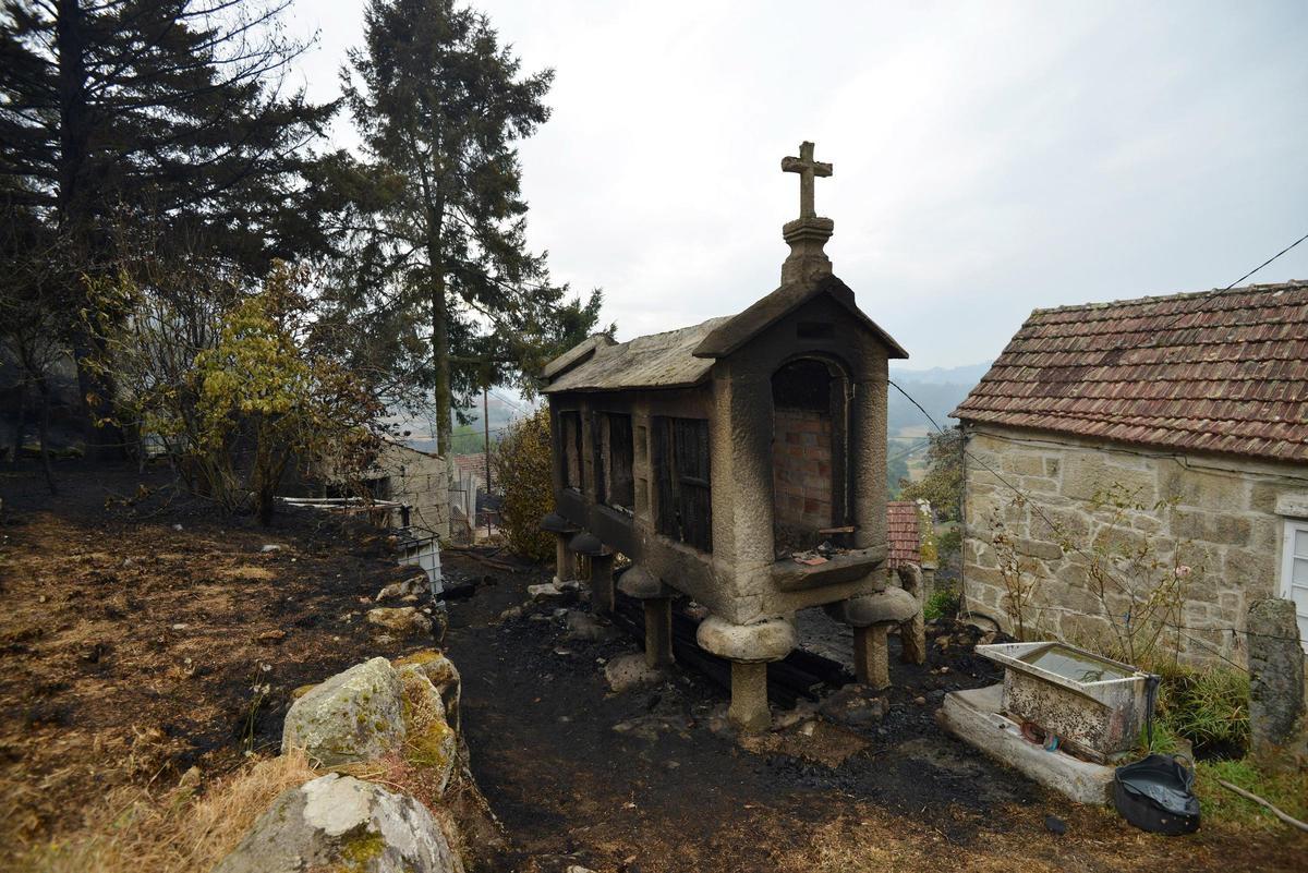 Un hórreo quemado en Pontecaldelas tras un incendio, que requerirá del informes para su rehabilitación.