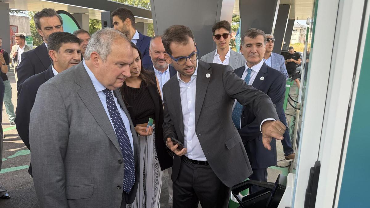 Jordi Hereu en la inauguración de la electrolinera de O Burgo