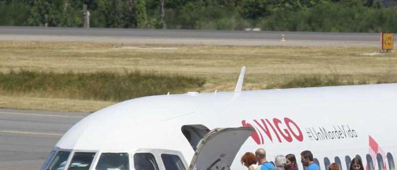 Viajeros embarcando en un avión de Volotea en Vigo. // R. Grobas