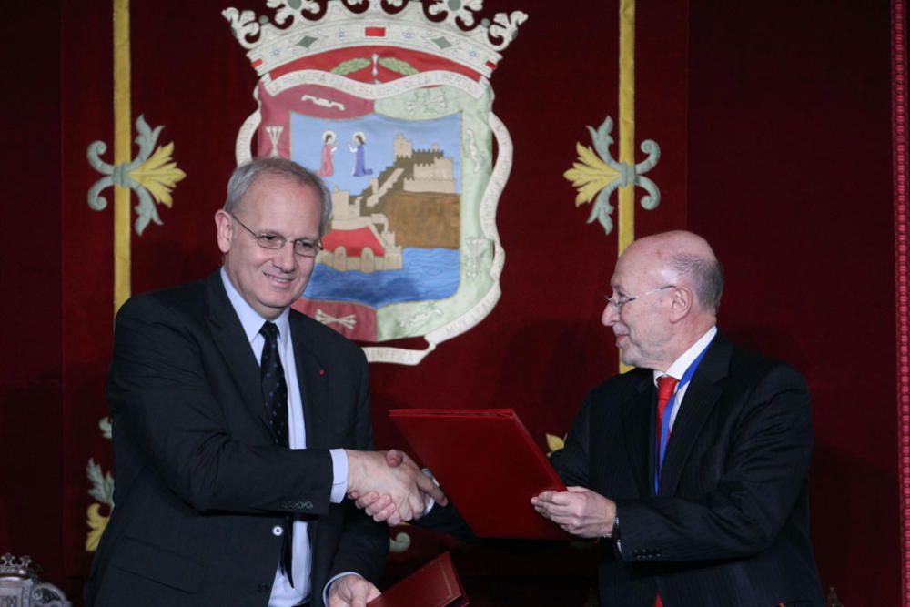 François Hollande y Mariano Rajoy son recibidos con honores junto al Ayuntamiento de Málaga. Antes del almuerzo, han visitado el Museo de Málaga.