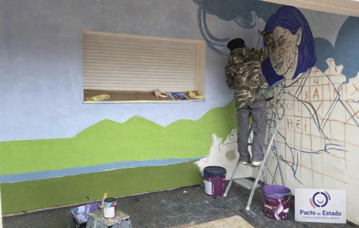 El artista Nanako Nene, durante la creación de la obra.