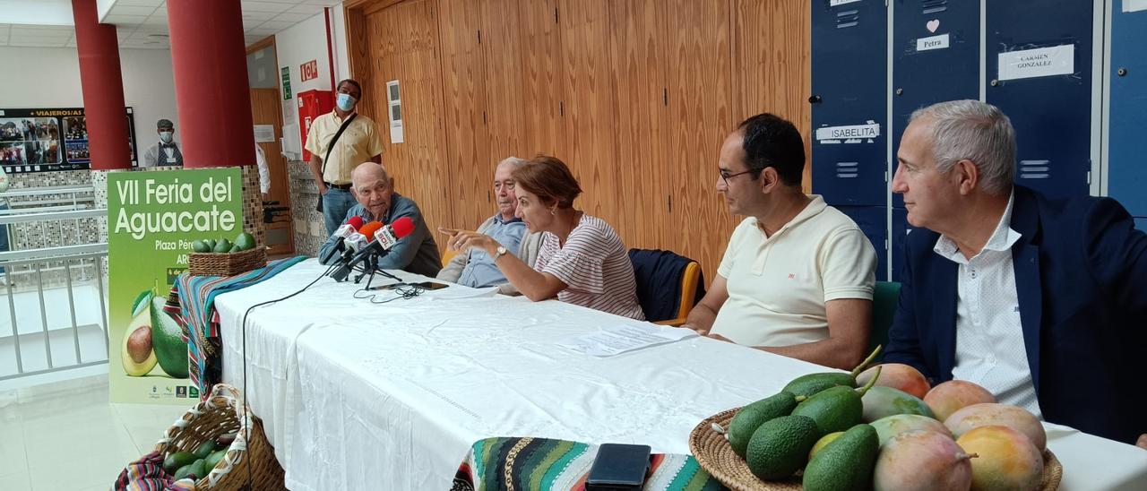 En la imagen, Onalia Bueno, Ernesto Hernández y Federico Hernández junto a Federico Suárez y Francisco Ceballos.