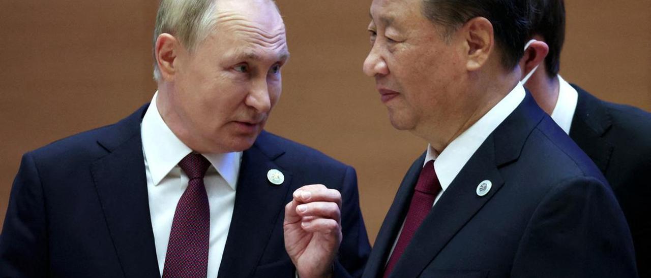 El presidente ruso, Vladímir Putin, conversa con su homólogo chino, Xi Jinping, durante el encuentro que mantuvieron el pasado 16 de septiembre en la cumbre del grupo de Shangái, en Samarcanda.