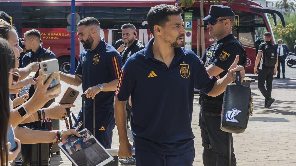 Jesús Navas saluda a la llegada de la selección a su hotel en Sevilla
