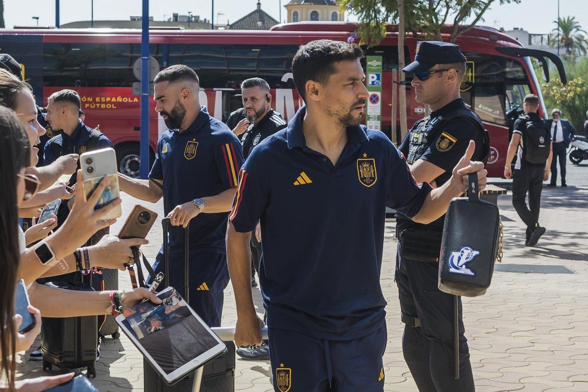 Jesús Navas saluda a la llegada de la selección a su hotel en Sevilla