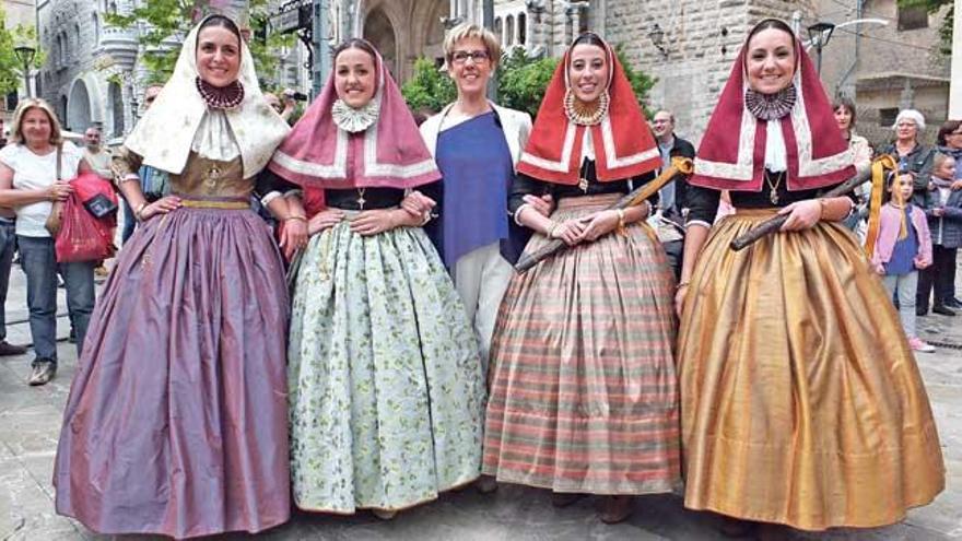 Las Valentes Dones entrantes y salientes posan junto a la pregonera de las fiestas.