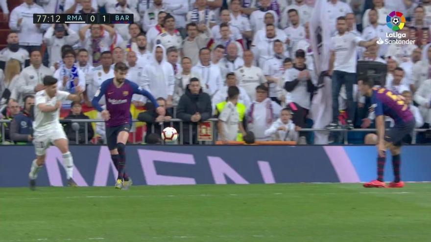 LaLiga Santander: el Madrid pide penalti de Piqué sobre Asensio
