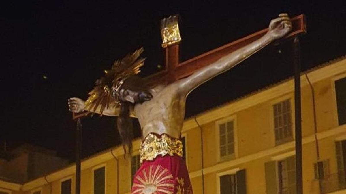 El Crist de la Sang a su paso por la plaza Major la madrugada del Jueves Santo.  |