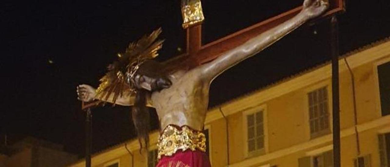 El Crist de la Sang a su paso por la plaza Major la madrugada del Jueves Santo.