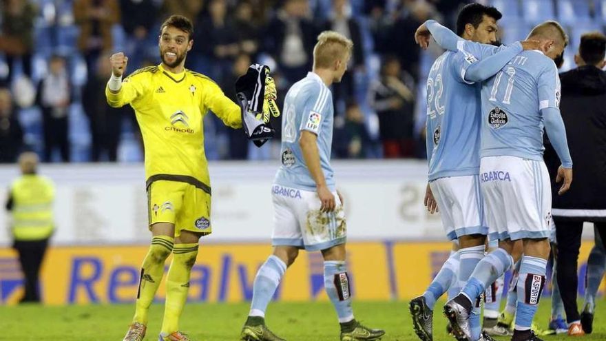 Sergio Álvarez celebra el triunfo sobre el Espanyol mientras Daniel Wass,Gustavo Cabral y John Guidetti abandonan el terreno de juego. // Marta G. Brea