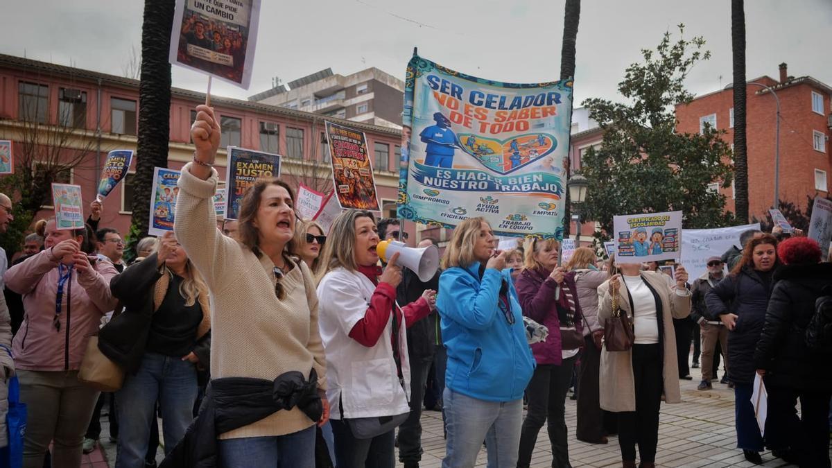 Vídeo | Manifestación de celadores frente a la Gerencia de Área de Salud de Badajoz