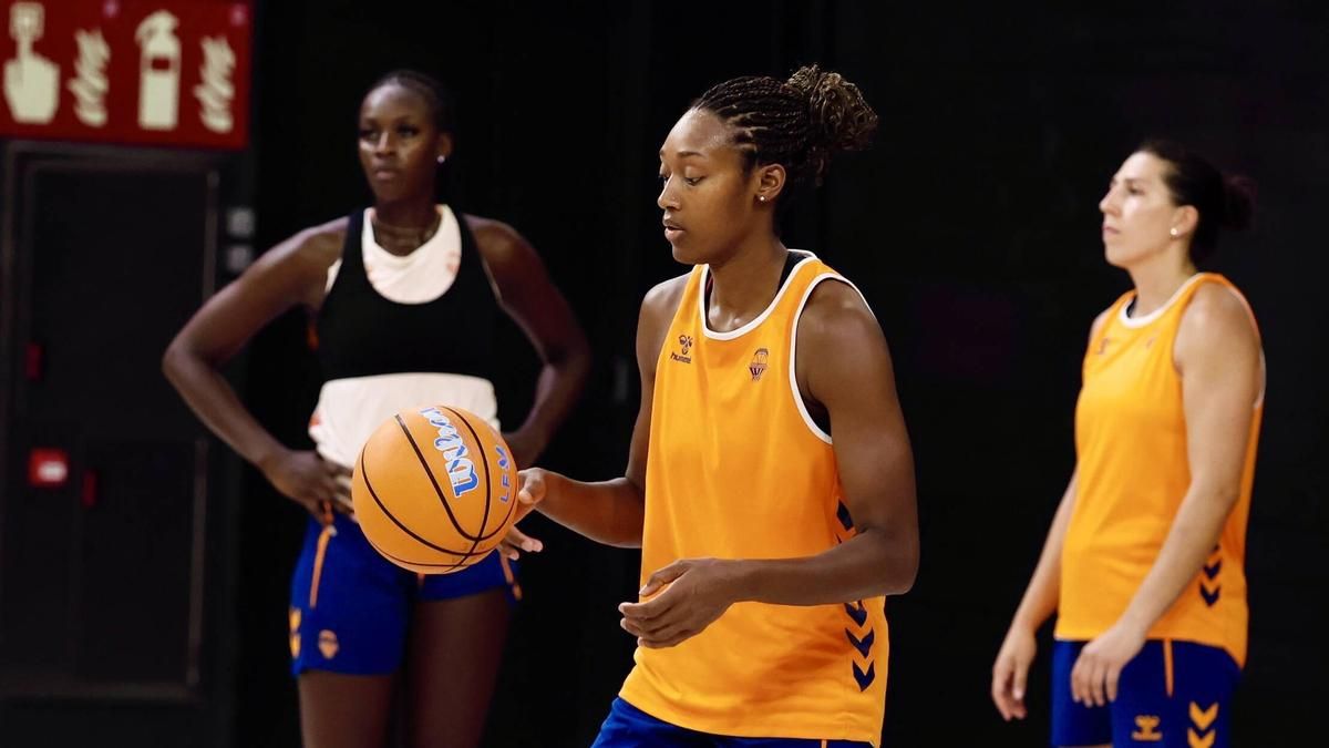 Kayla Alexander, Awa Fam y María Araújo, en uno de los últimos entrenamientos en el Roig Arena.