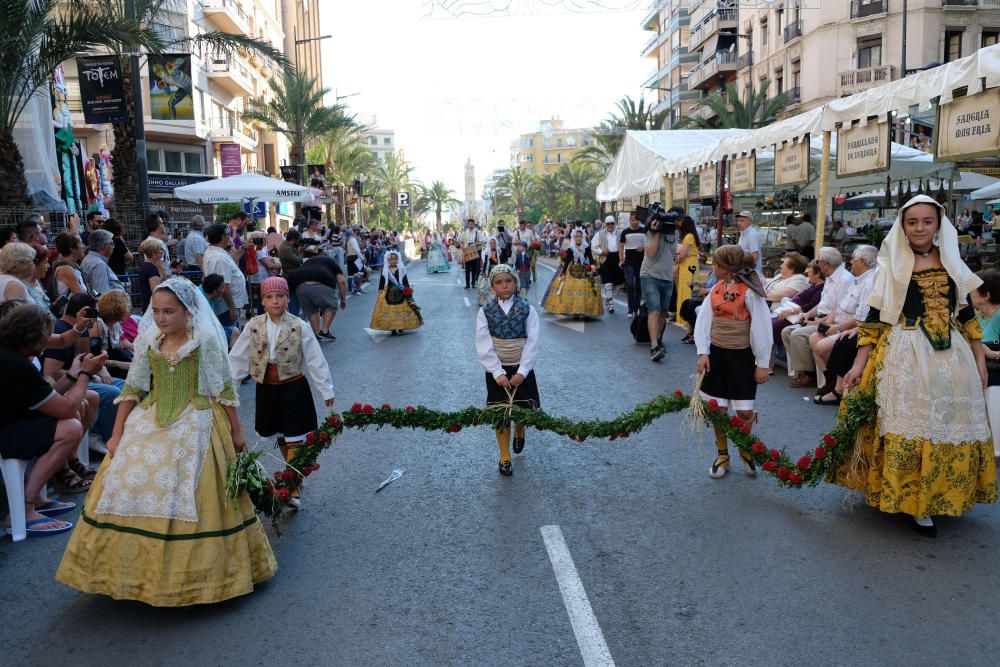 Los festeros aprovechan la Ofrenda para protestar contra la violencia de género con flores y lazos morados