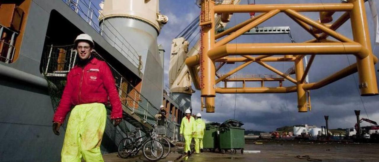 Carga en un barco de una pieza construida en Avilés para servir de base a una estructura eólica marina.