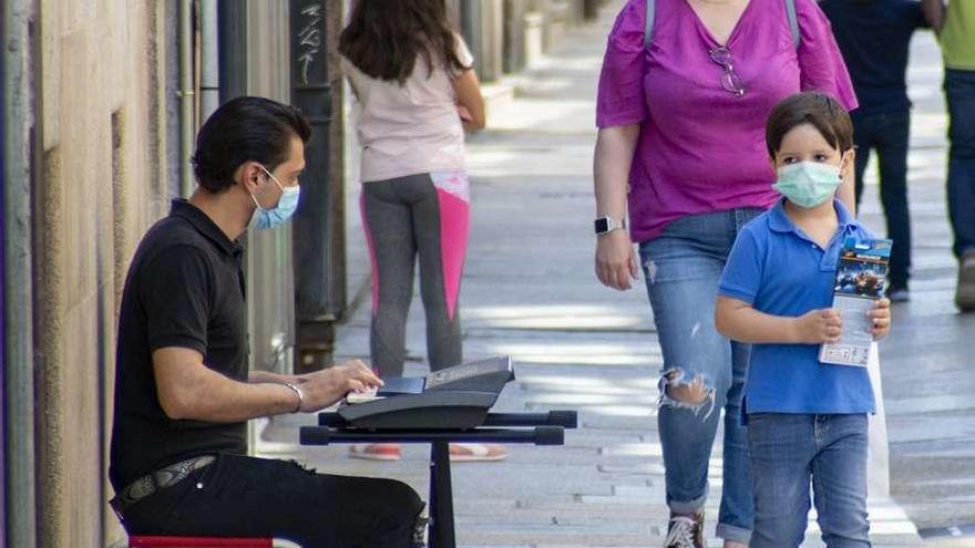 Un pianista en la Calle Santo Domingo, la música vuelve a las calles. // Carlos Peteiro