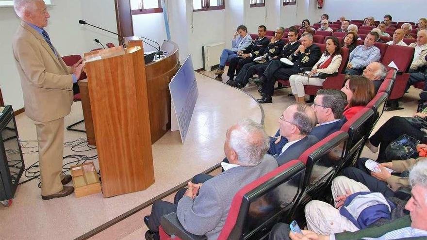 El sobrino del aviador Calviño interviene en el homenaje de ayer a su tío. // Santos Álvarez