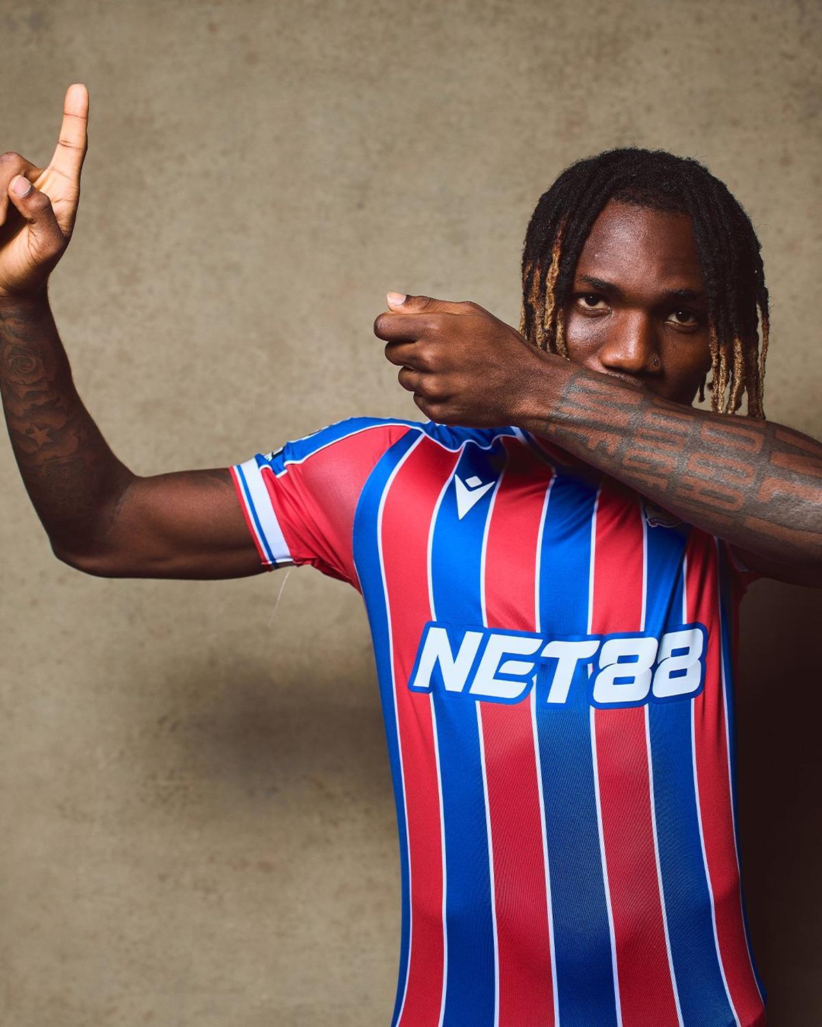 Uche, presentado con el Crystal Palace