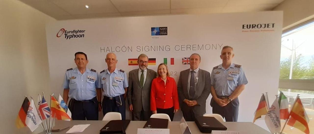La secretaria de Estado Valcarce, en la firma del programa Halcón.