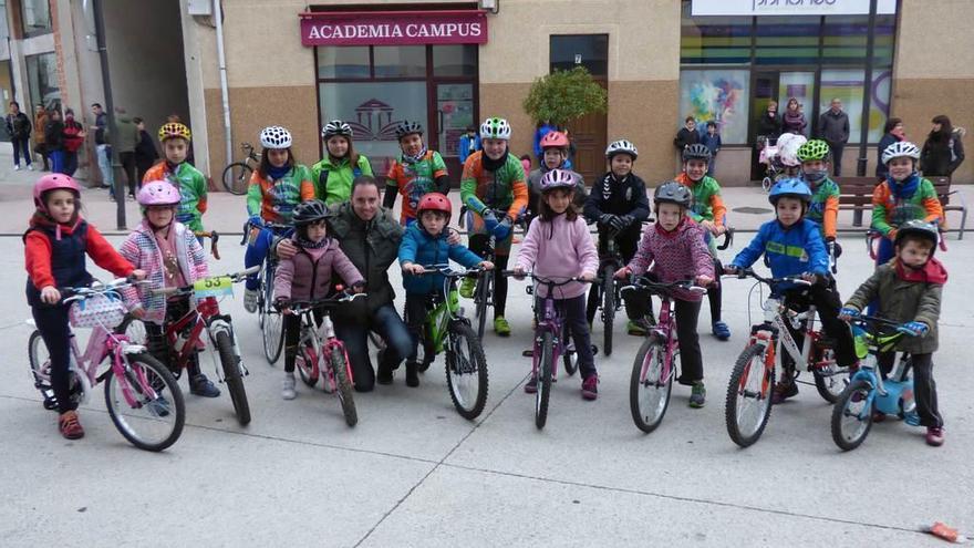 Santi Pérez, con los participantes en la gymkhana de ciclismo.