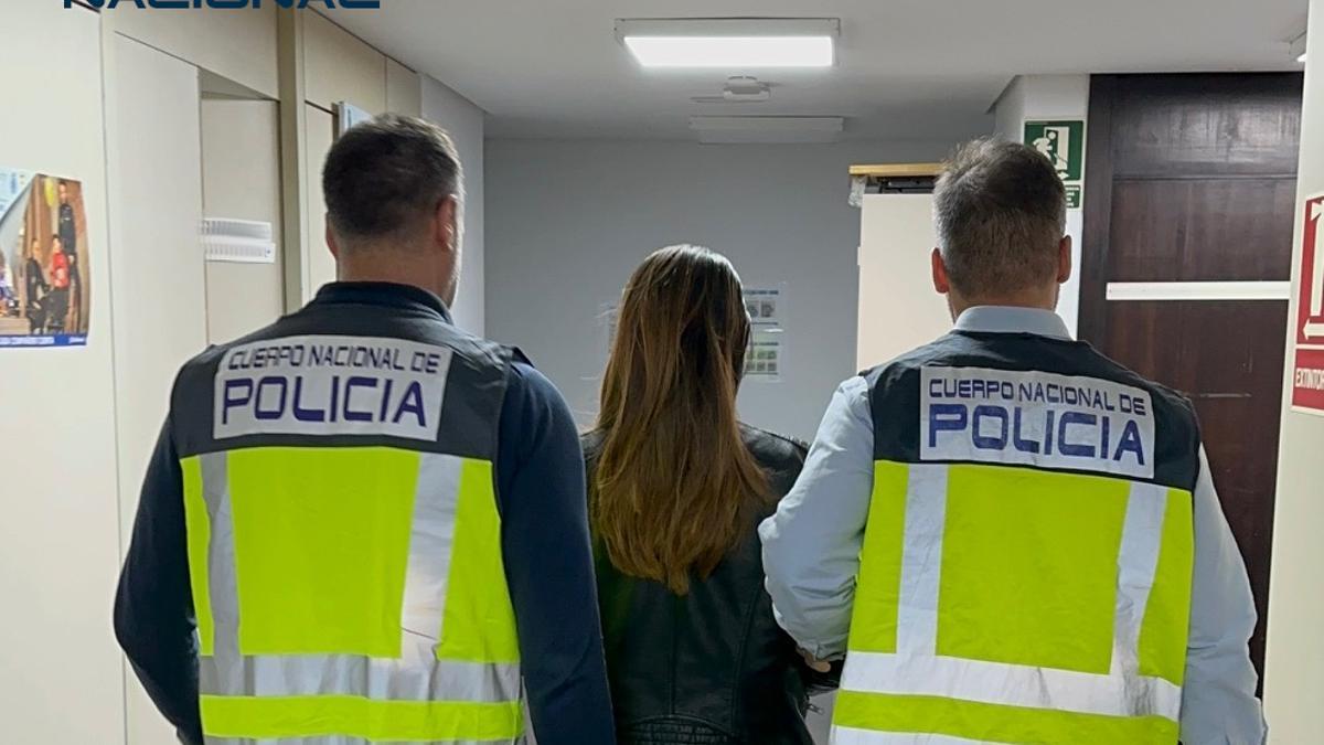 Agentes de la Policía Nacional custodian a la mujer detenida.