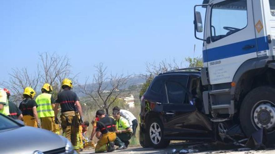 Muere al estrellar su coche contra un camión en la carretera de Xàbia