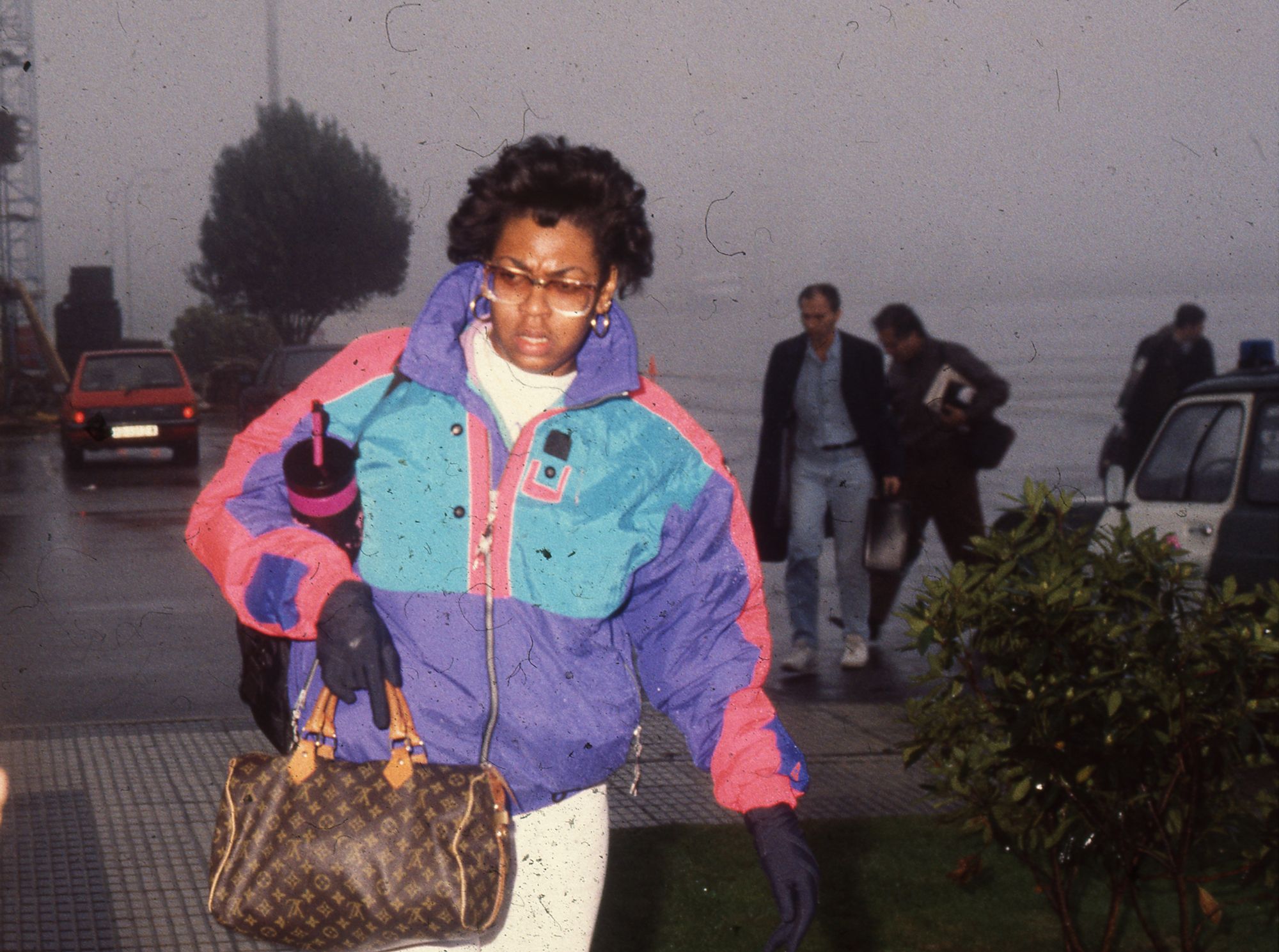 La jugadora de baloncesto Cheryl Taylor a su llegada tras su fichaje por el Xerox Vigo en 1991 Cameselle.jpg