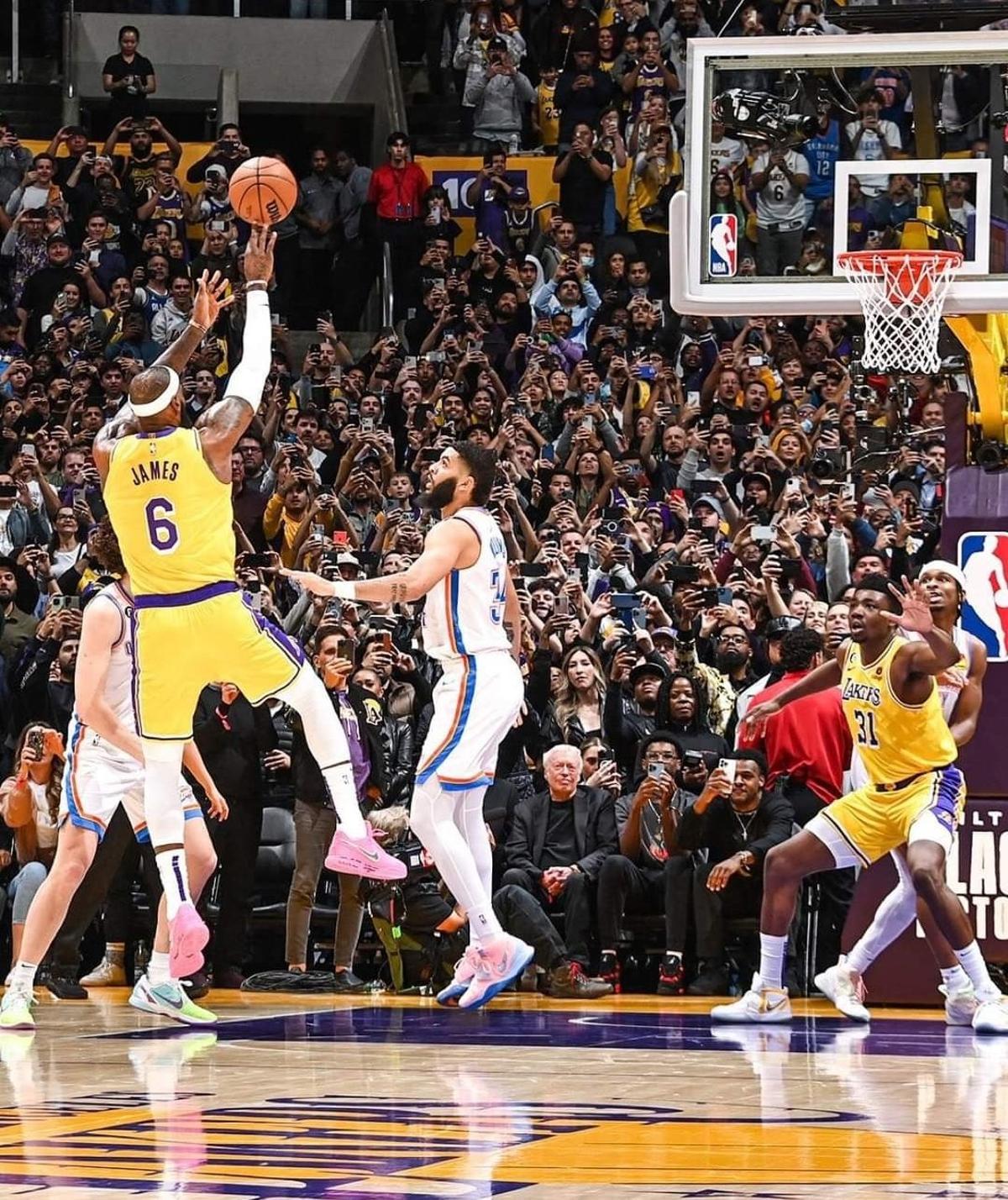 Momento en el que Lebrom James bate el récord de anotación en la NBA