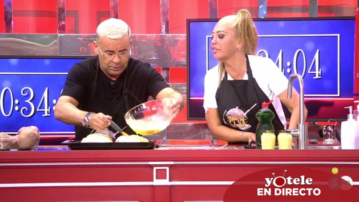 Jorge Javier y Belén Esteban cocinando en 'La última cena'.