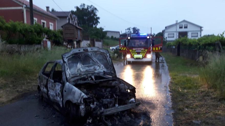 Incendian un coche de madrugada en Vilanova de Arousa