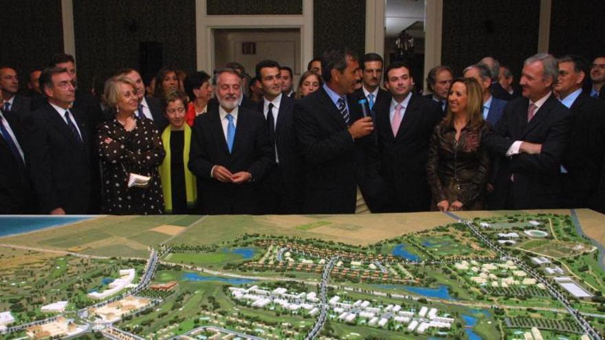 El presidente de la Comunidad asistió en junio de 2003 a la presentación oficial del proyecto urbanístico de Novo Carthago.