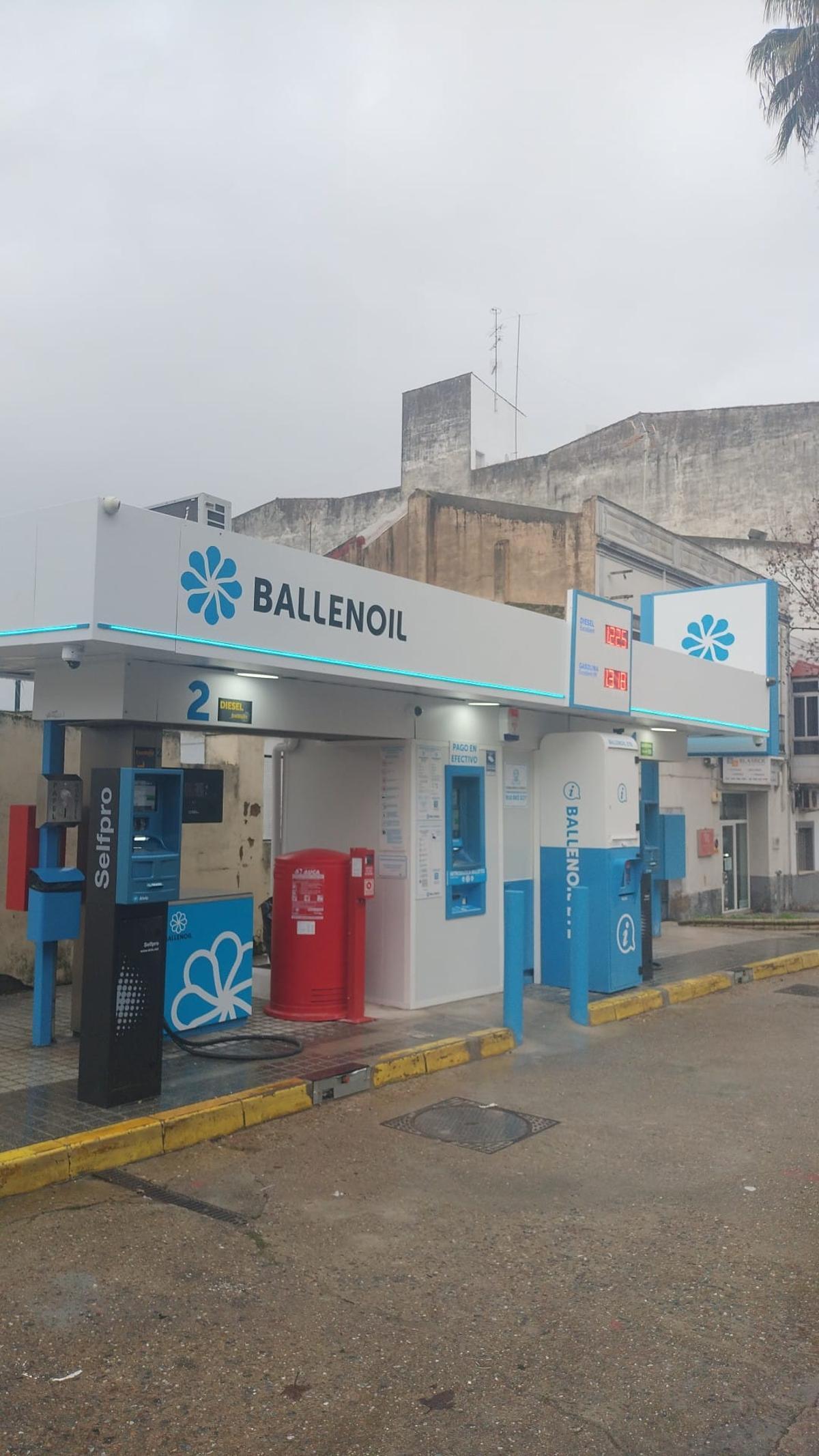La pequeña gasolinera de bajo coste Ballenoil.
