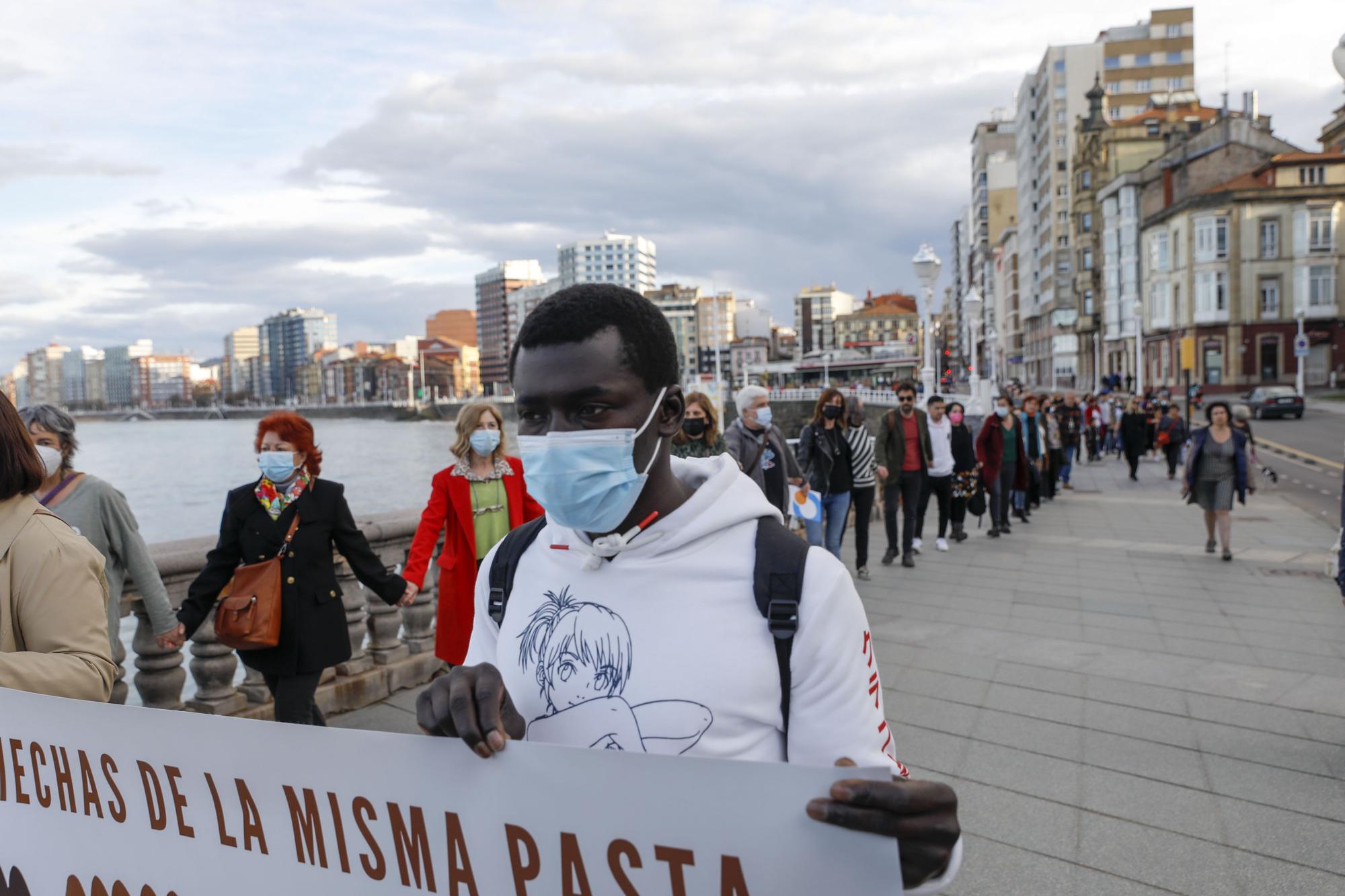 En Imágenes Cadena Humana En Gijón Contra El Racismo Y La Xenofobia La Nueva España