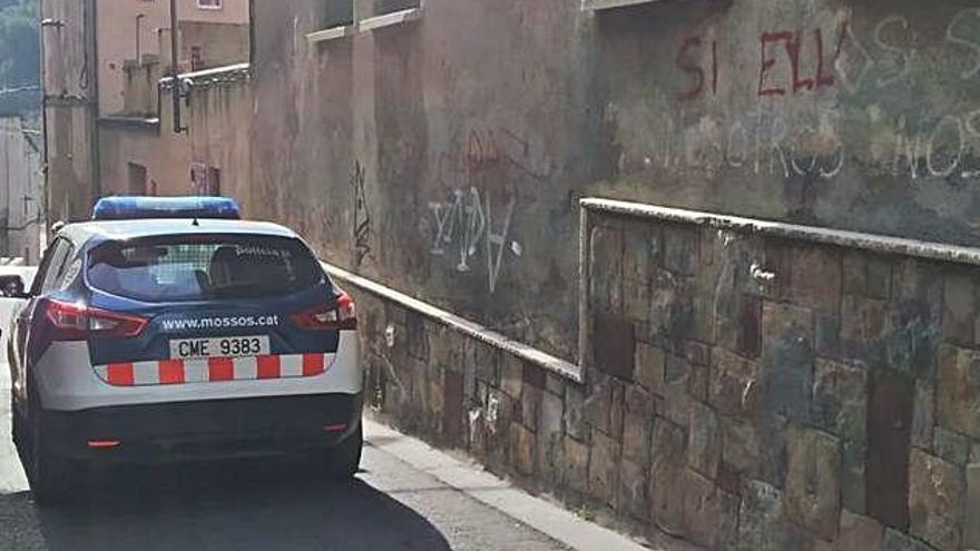 Els Mossos d&#039;Esquadra al carrer de les Reparadores, ahir al matí