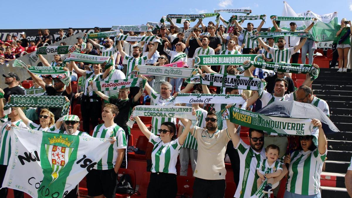 Aficionados del Córdoba CF respaldan a los blanquiverdes en Elda.