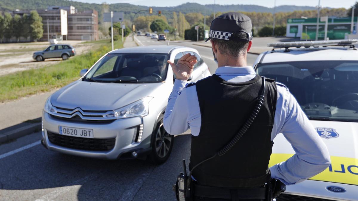 Un control de trànsit realitzat per la Policia Municipal de Girona.