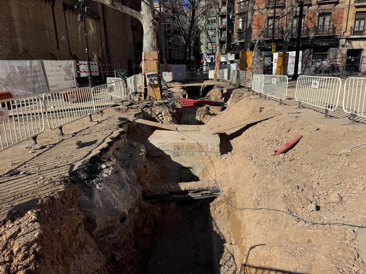 Zanja de obras en la plaza San Miguel de Zaragoza.