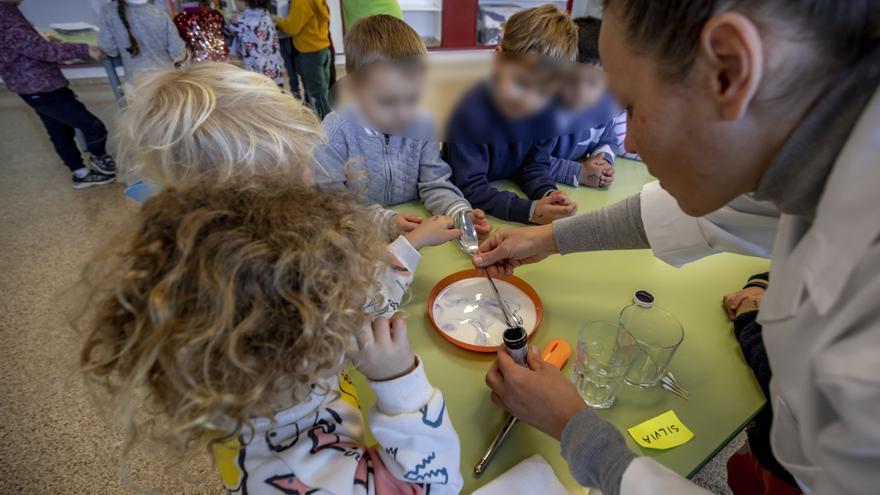 Día de la Mujer y la Niña en la Ciencia: Aprendices de científica por un día en el CEIP Molinar