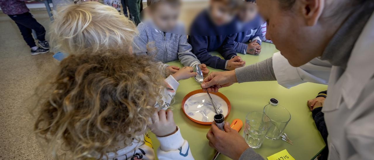 (VÍDEO) Aprendices de científica por un día en el CEIP Molinar