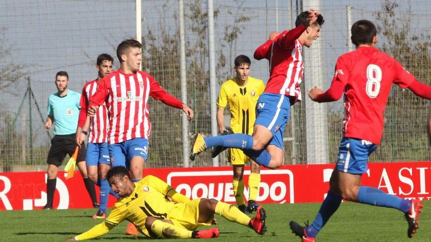 Cristian Salvador recibe una entrada en el encuentro ante Osasuna B.