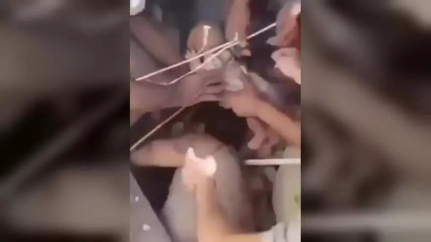 Rescate de un bebé sepultado bajo los escombros de un edificio en Cali tras el terremoto de Colombia