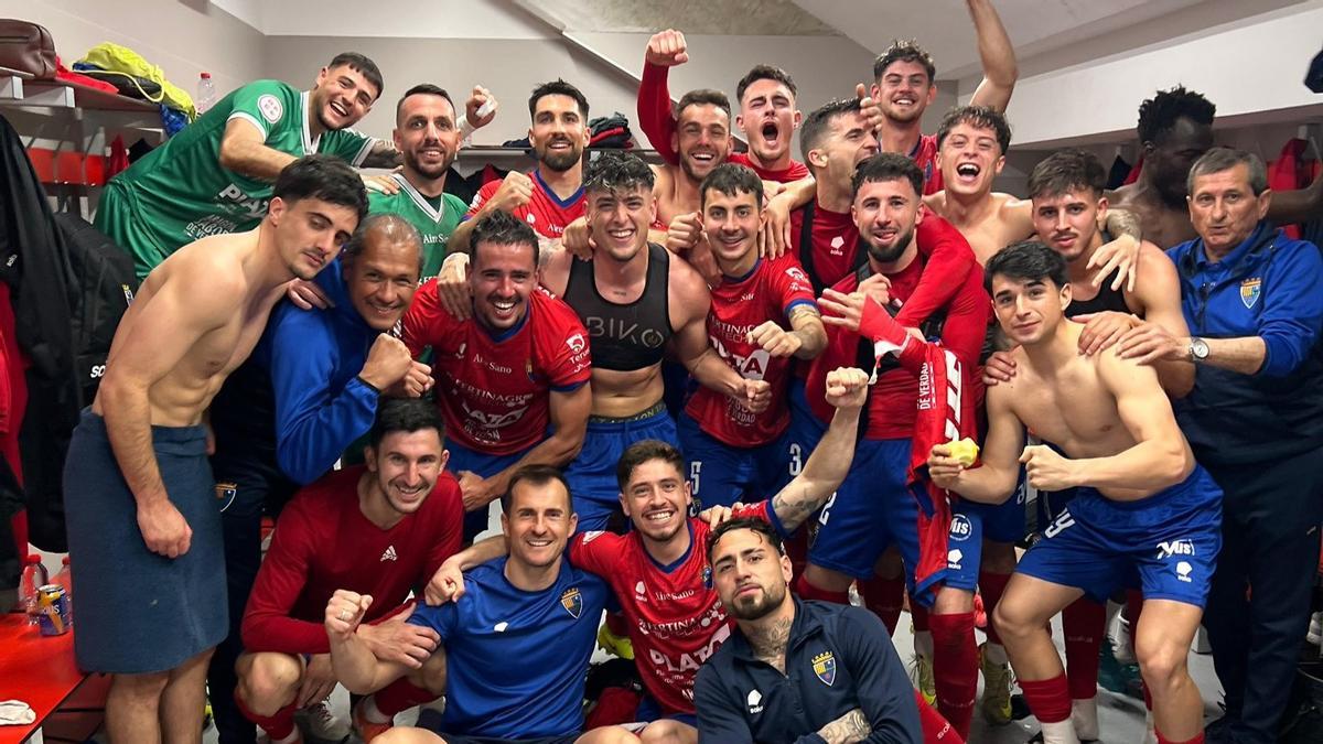 Los jugadores del Teruel celebran la victoria ante el Sevilla Atlético.
